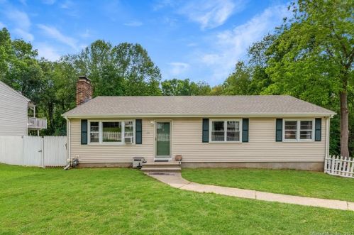 80 Forest Dr, Uncasville, CT 06382-1424