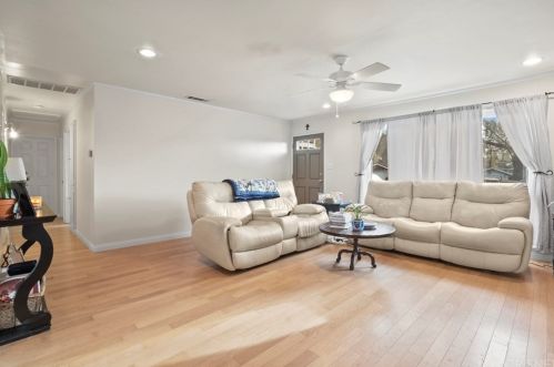 22403 Los Rogues Dr, Santa Clarita, CA 91350-1518