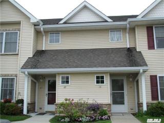 48 Morley Cir, Huntington Station, NY 11747-4825
