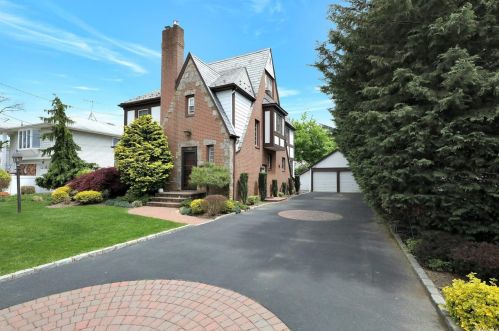 1815 Jackson Ave, Seaford, NY 11783-2139
