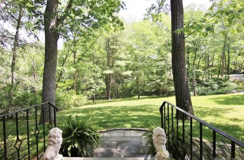 2 Happy Hill Rd, Stamford, CT 06903-1201