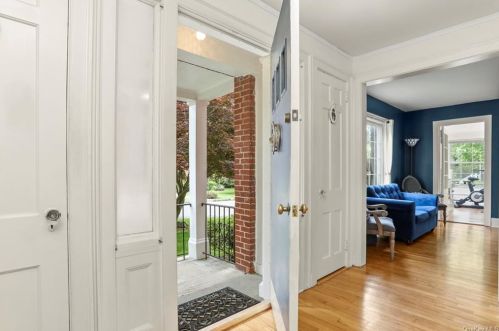 22 Wilson Dr, New Rochelle, NY 10801-4620