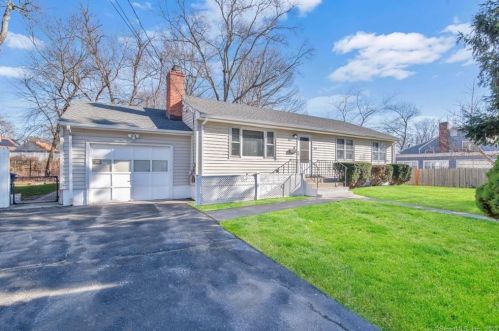 320 Macon Dr, Bridgeport, CT 06606-1207