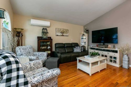 84 Miramar Blvd, North Lindenhurst, NY 11757-6416