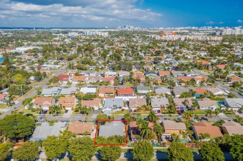 216 9th St, Dania Beach FL  33004-4439 exterior