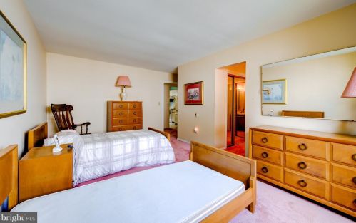 12 Meadowwood Ct, Columbus NJ  08022-1026 exterior