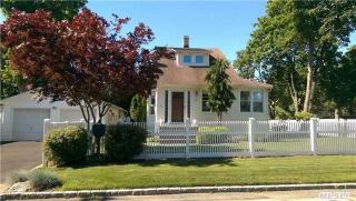 232 Maple St, Islip Manor, NY 11751-4704