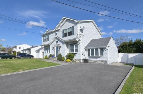 1556 6th St, Babylon, NY 11704-4524