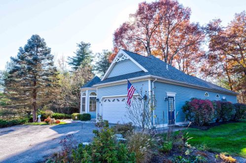 8 Houston Dr, Nashua NH  03062-1731 exterior