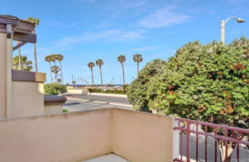 214 Goldenwest St, Huntington Beach CA 92648-2638 exterior