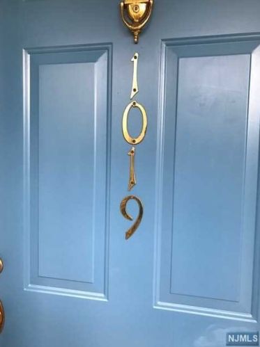 1019 Crown Ct, Mahwah, NJ 07430-3251