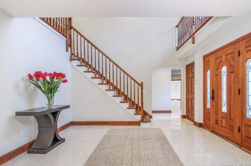 121 Carriage Dr, Stamford, CT 06902-1502