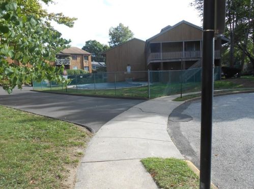 66 Riverview Dr, Bridgeport, CT 06606-5932