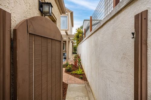 513 15th St, Huntington Beach CA  92648-4045 exterior