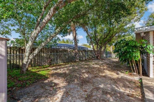 1002 Connecticut Rd, Tarpon Springs FL 34689-2830 exterior