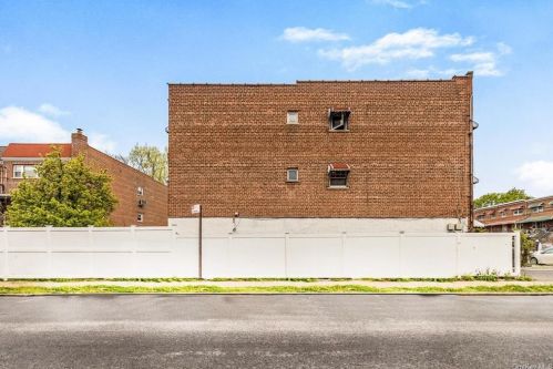 4101 Barnes Ave, Bronx, NY 10466-4311