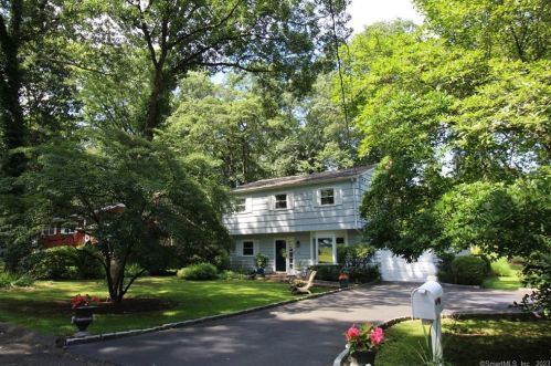 62 Lancer Ln, Stamford, CT 06905-1731