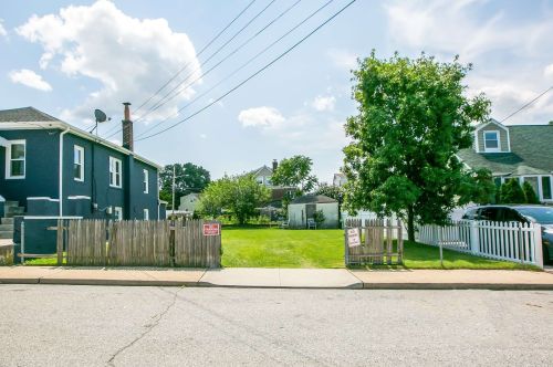 1305 C St, Floral Park, NY 11003-3815