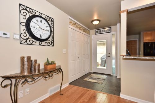 11008 Redwood Tree Ct, Thiensville, WI 53092-4338