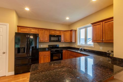 2 Sugar Plum Ln, Londonderry NH  03053-3300 exterior