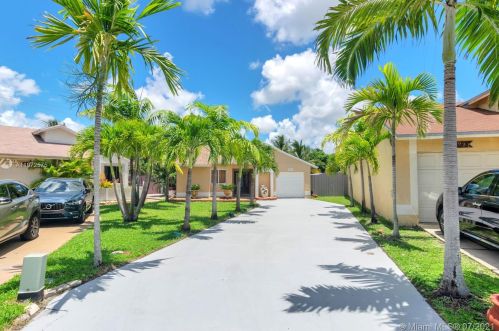 921 112th Ave, Hollywood, FL 33025-3522