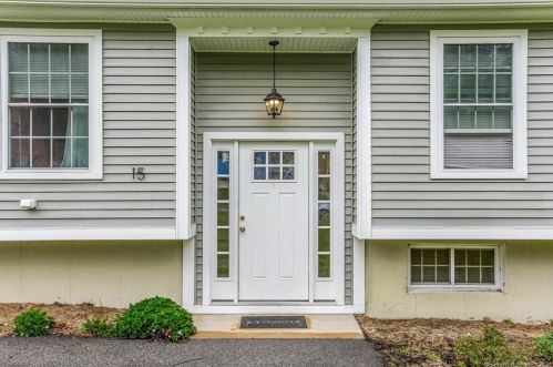 15 Country Club Dr, Gales Ferry CT  06339-1714 exterior