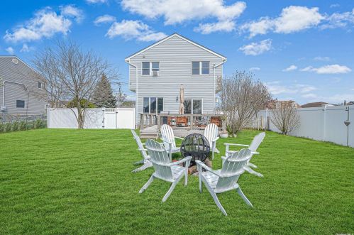 88 Doges Promenade, North Lindenhurst NY  11757-6405 exterior