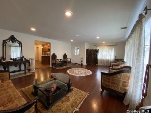 63 Choir Ln, Westbury, NY 11590-5732