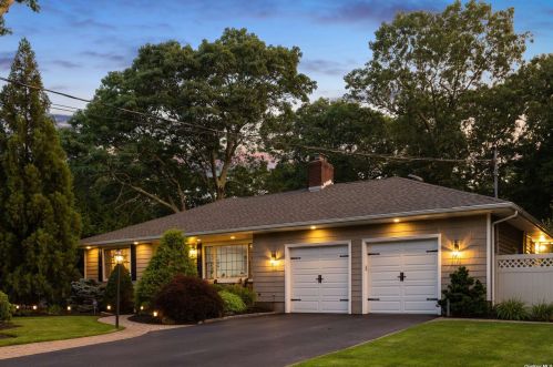 96 Vanderbilt Blvd, Oakdale NY  11769-2033 exterior