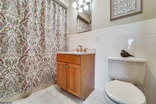 48 Edgefield Dr, Greystone Park NJ  07950-1975 exterior