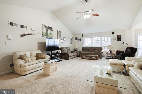 30 Centre Ct, Red Lion, PA 17356-8949