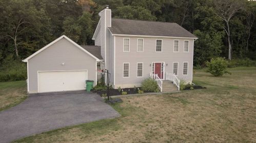 24 Robinson Ln, New Hamburg, NY 12590-6318