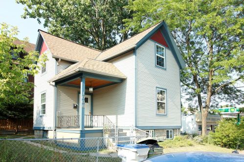 1008 North Ave, Milwaukee, WI 53205-1331