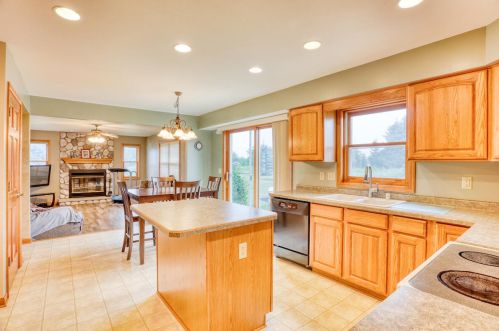 2526 Pioneer Trl, Richfield, WI 53076-9413