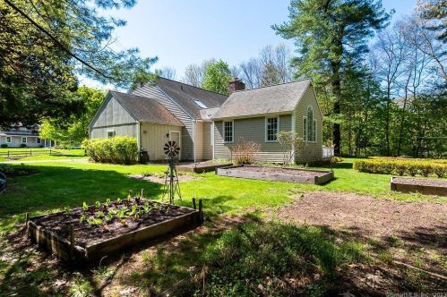 13 Dennison Rd, Essex CT  06426-1352 exterior