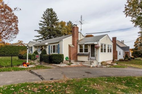 98 Ballfall Rd, Middletown CT  06457-2328 exterior