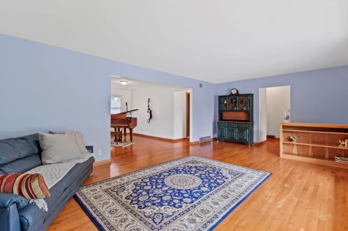 7027 Seneca Ave, Milwaukee, WI 53217-3869