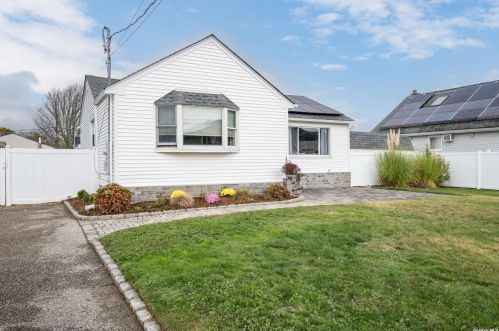 20 Seacrest Ave, North Lindenhurst, NY 11757-6831