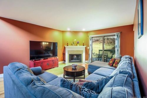 4 Pond View Dr, Brookfield Center CT  06804-3426 exterior