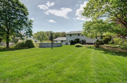 27 Welch Rd, North Haven CT  06473-2844 exterior