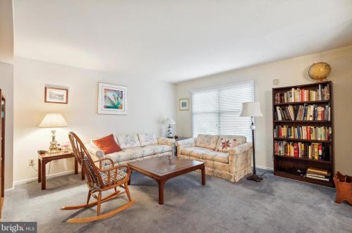 37 Woodstream Dr, Wayne, PA