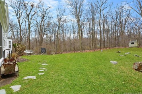 190 Briscoe Rd, New Canaan CT  06840-2303 exterior