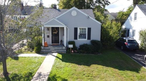 285 Memorial Dr, Hawthorne, NY 10532-1712