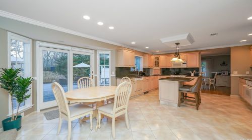 18 Drew Dr, Eastport NY  11941-1335 exterior