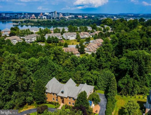 17 Westwind Dr, Lemoyne, PA 17043-1234