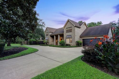 4821 Maple St, Bellaire, TX 77401-5728