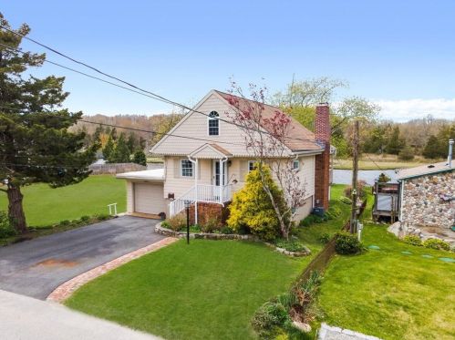 28 Enfield Ave, North Kingstown, RI 02852-4902