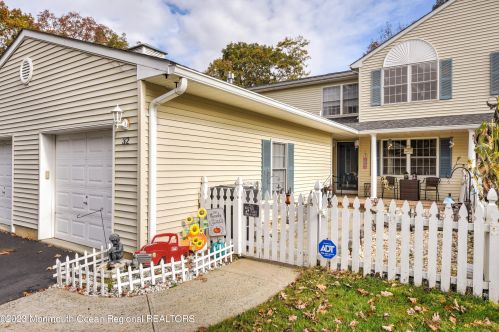 32 Cherrywood Cir, Bricktown, NJ 08724-5205