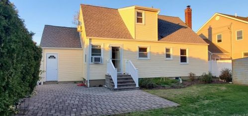 3810 Park Ave, Seaford, NY 11783-2330
