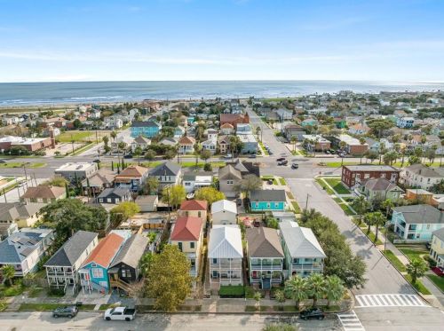 1021 Sealy St, Galveston TX 77550-3813 exterior